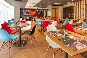 Café da manhã com buffet todos os dias (RUB 700 por pessoa)