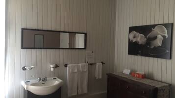 Room, 1 Queen Bed, River View (Émeraude) | Free WiFi