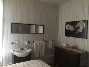 Room, 1 Queen Bed, River View (Émeraude)