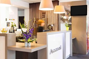 A reception desk with a sign that reads "Accord". - Ibis Styles Bordeaux Meriadeck (Bordeaux)