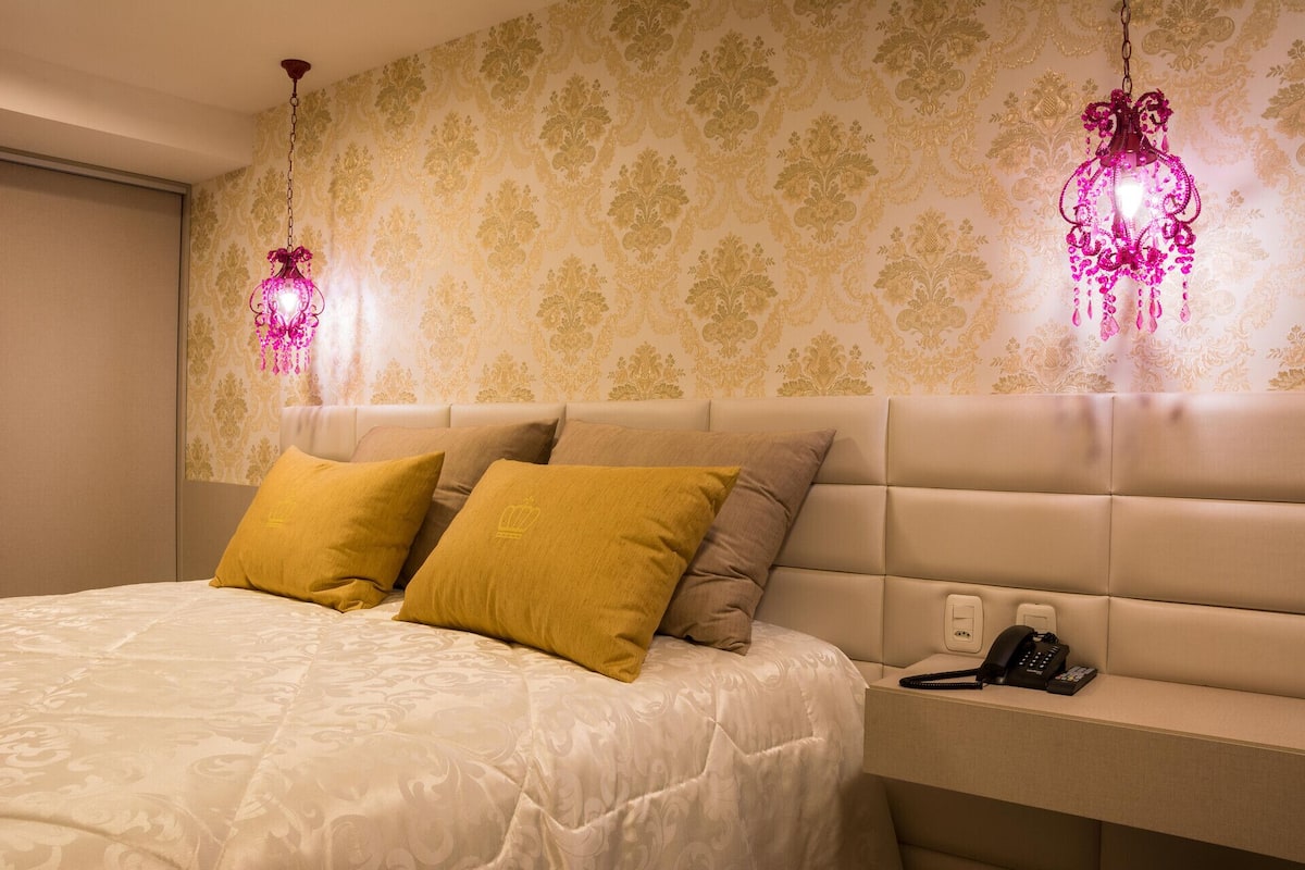 Luxe beddengoed, een minibar, een kluis op de kamer