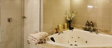 Honeymoon Suite, Hot Tub | Jetted bathtub
