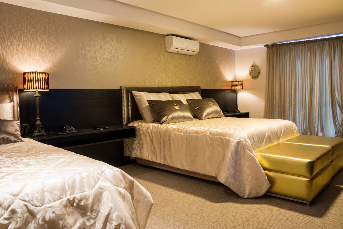 Luxe beddengoed, een minibar, een kluis op de kamer