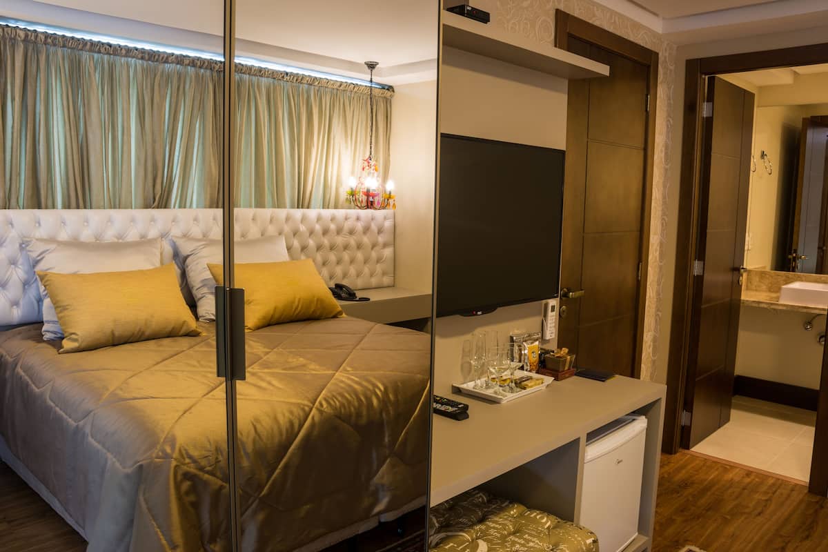 Sengetøy av topp kvalitet, minibar, safe på rommet og blendingsgardiner