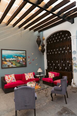 49-inch flat-screen TV with cable channels, TV - Hotel Boutique Casa Altamira (Querétaro)