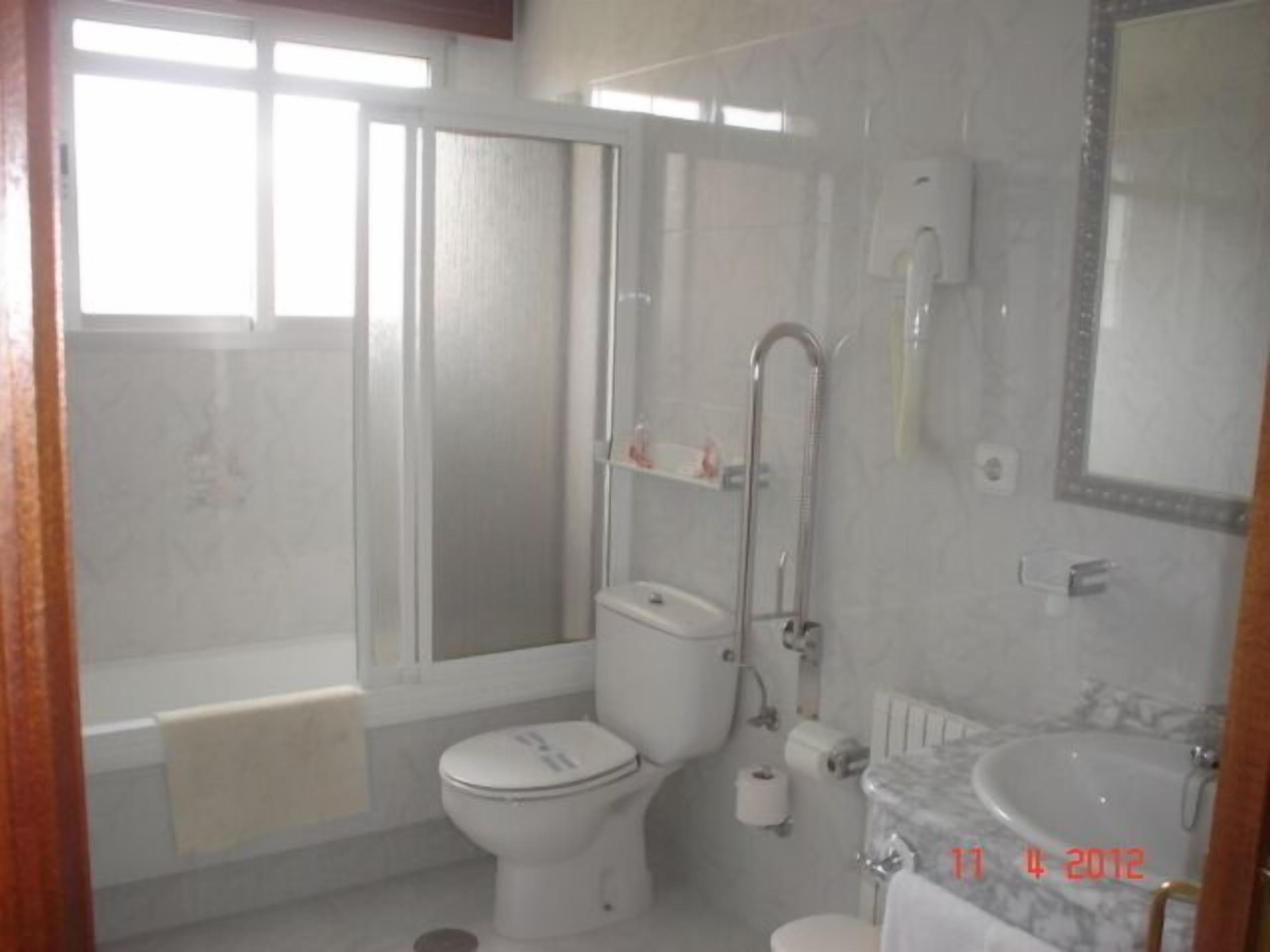 combined shower/bathtub, free toiletries, hair dryer