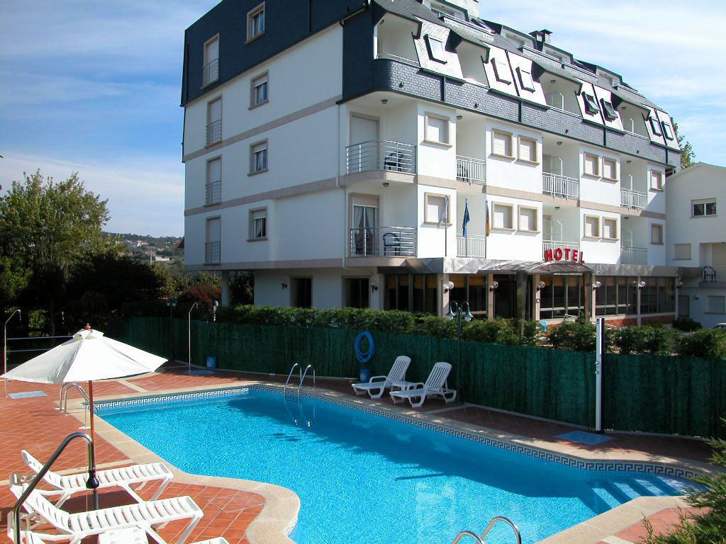 seasonal outdoor pool, pool umbrellas, pool loungers