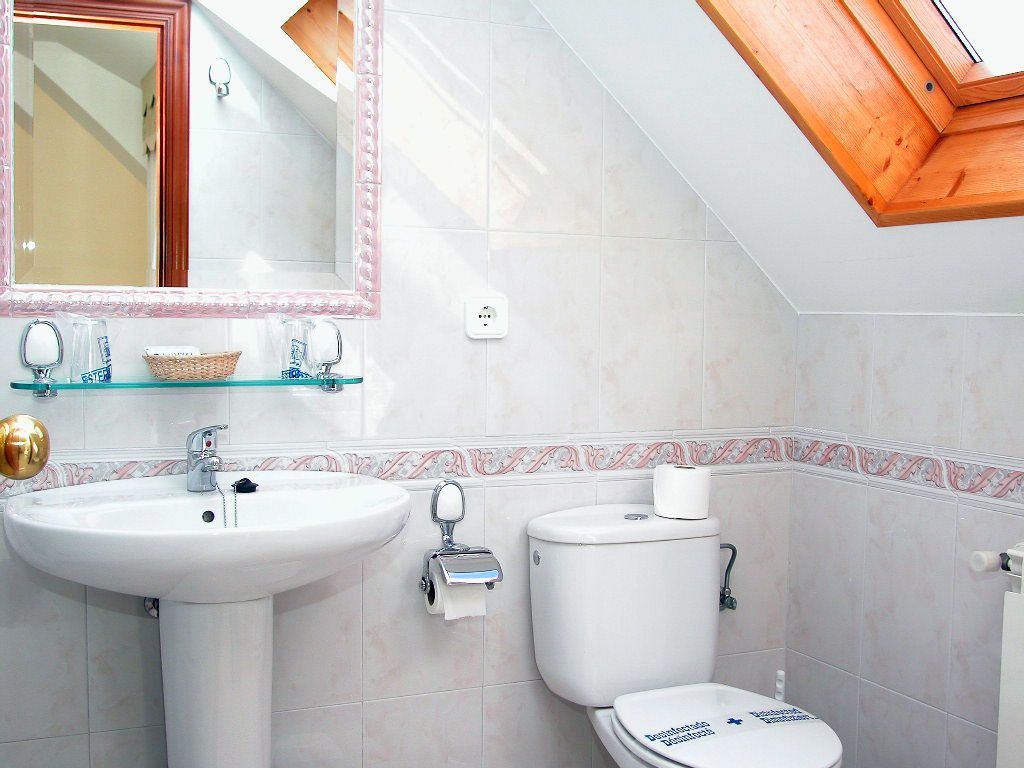 combined shower/bathtub, free toiletries, hair dryer