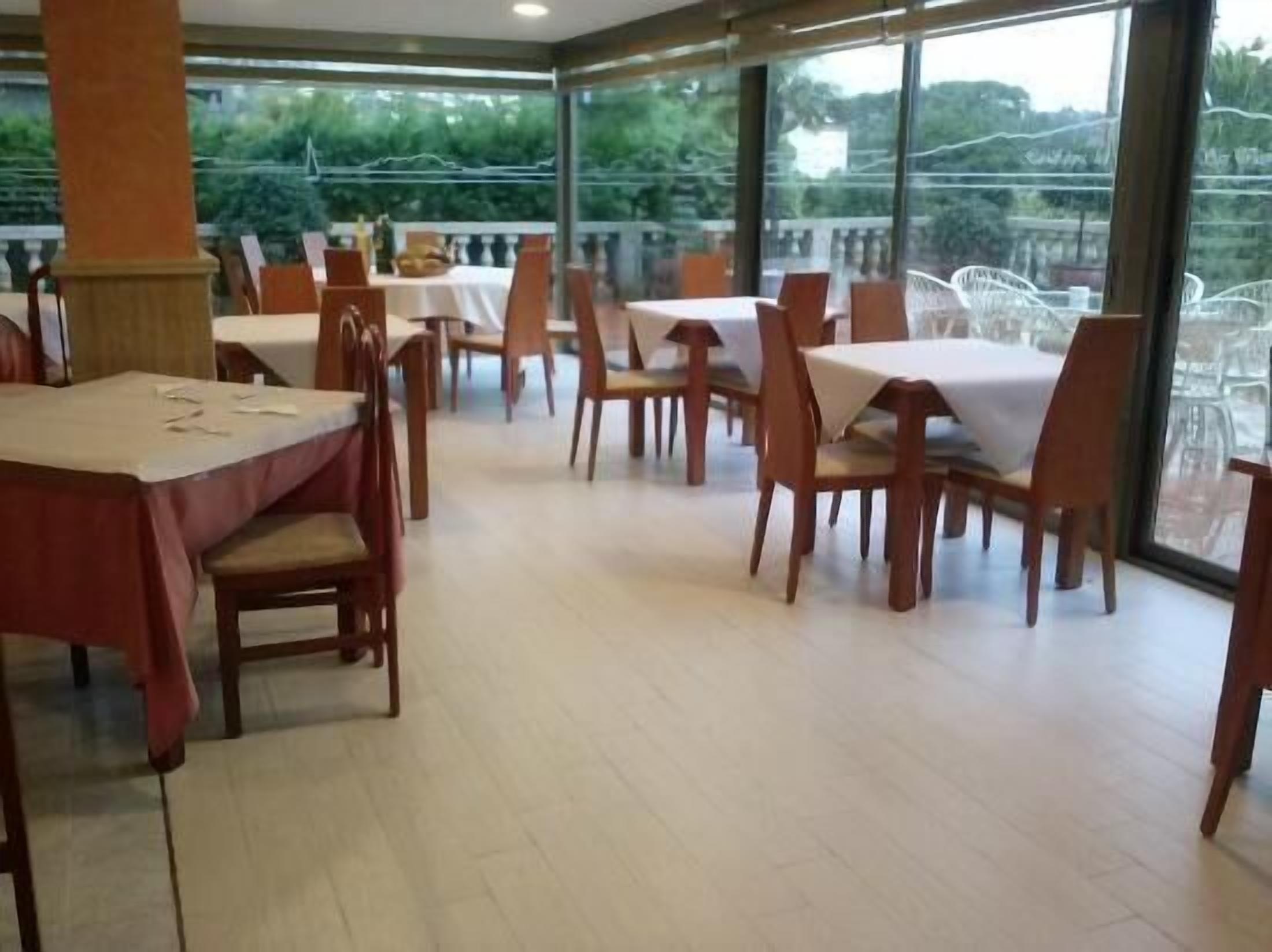 breakfast, lunch and dinner served