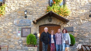 A stone building with a sign reading "CA L'ANTON" and a plaque indicating it's a "Top Rural" establishment. - Albergue Rural Ca L'anton (Sort)