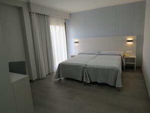 Een bureau, verduisterende gordijnen, gratis wifi, beddengoed