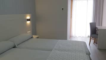 Escritorio, cortinas opacas, wifi gratis y ropa de cama