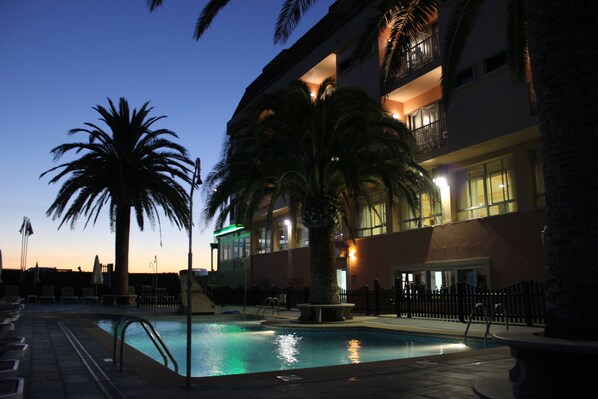 Piscine extérieure, chaises longues