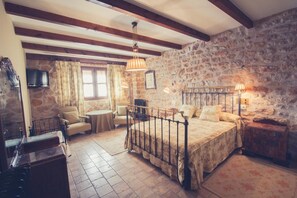 Escritorio, cortinas blackout y wifi gratis 