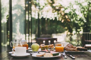 Daily cooked-to-order breakfast (EUR 15 per person)