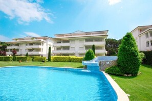 A hotel with a swimming pool, neatly trimmed hedges, and a clear blue sky. - Green Mar (Pals)