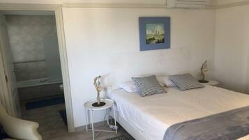 Cots/infant beds, rollaway beds, bed sheets