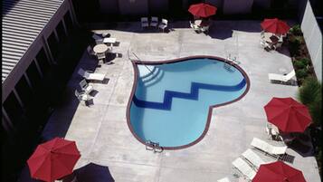 Een binnenzwembad, een buitenzwembad