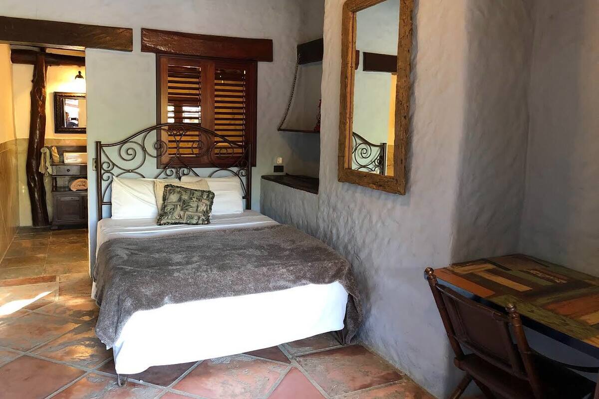 Chambre Double, 1 grand lit, accès piscine, vue piscine