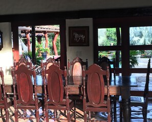 Se sirven desayunos, almuerzos y cenas; parrillada; junto a la piscina