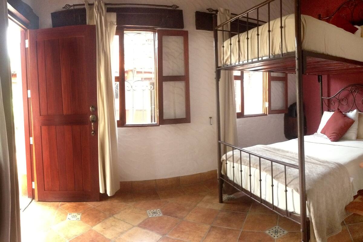 Ropa de cama de alta calidad y caja de seguridad en la habitación