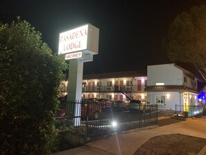 Front of property - evening/night - Pasadena Lodge (Pasadena)