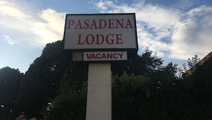 A sign for Pasadena Lodge indicating a vacancy.
