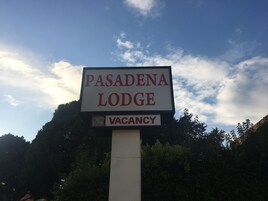 Señal de Pasadena Lodge que indica disponibilidad.