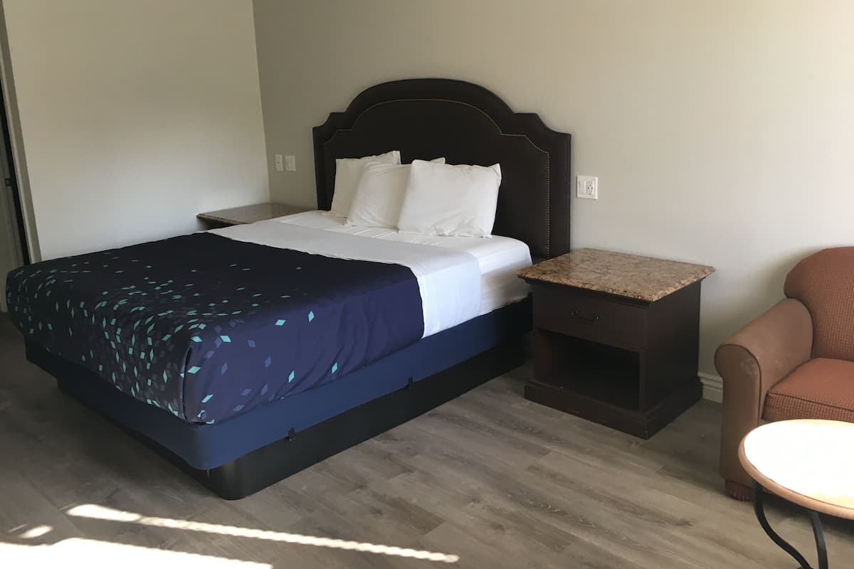 Zimmer, 1 King-Bett | Schallisolierte Zimmer, Bügeleisen/Bügelbrett, kostenloses WLAN