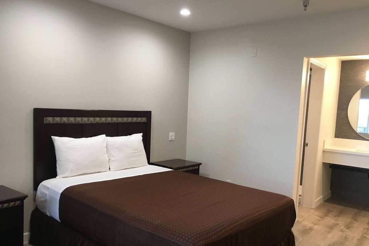 客房, 1 张大床 | 办公桌、隔音、熨斗/熨板、免费 WiFi
