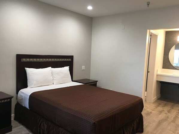 Room, 1 Queen Bed | Soundproofing, iron/ironing board, free WiFi, bed sheets - Pasadena Lodge (Pasadena)
