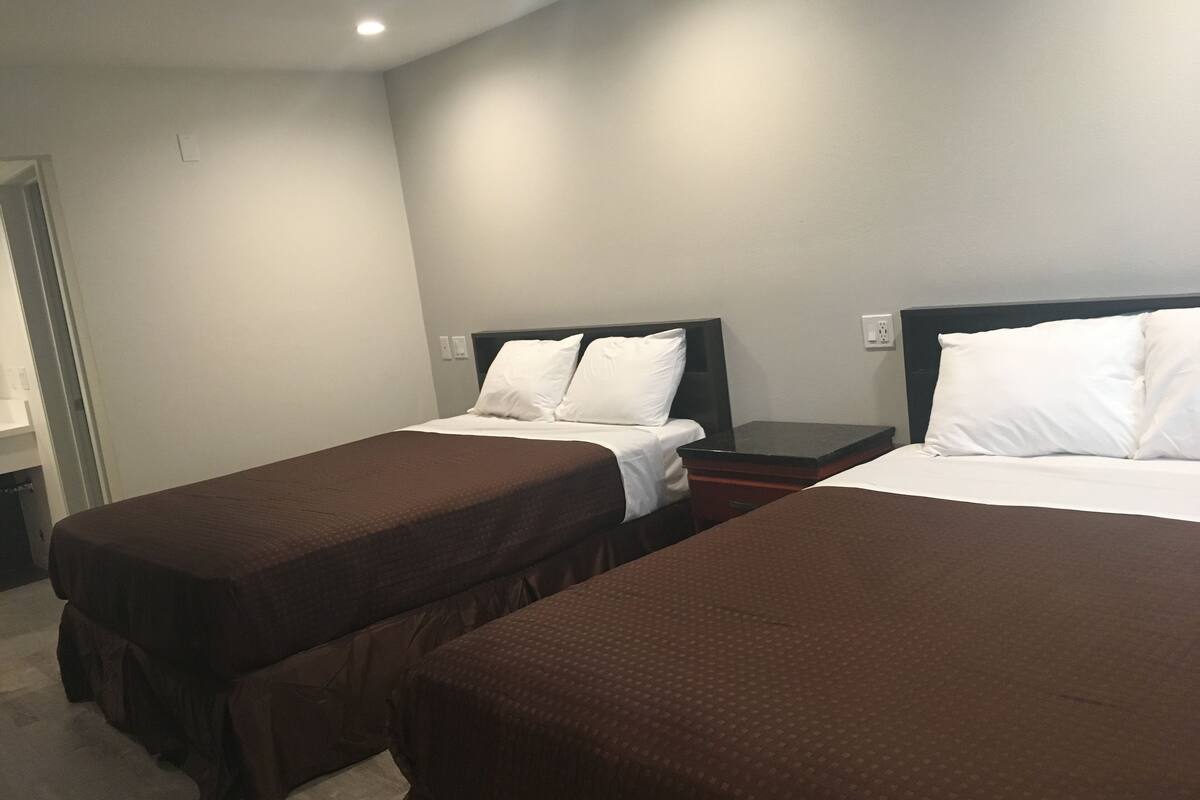 客房, 2 张大床 | 办公桌、隔音、熨斗/熨板、免费 WiFi