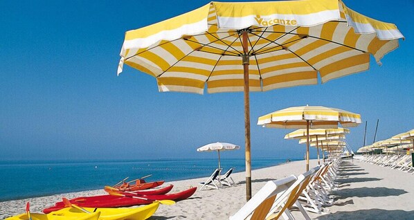 Plage privée à proximité, chaises longues, parasols