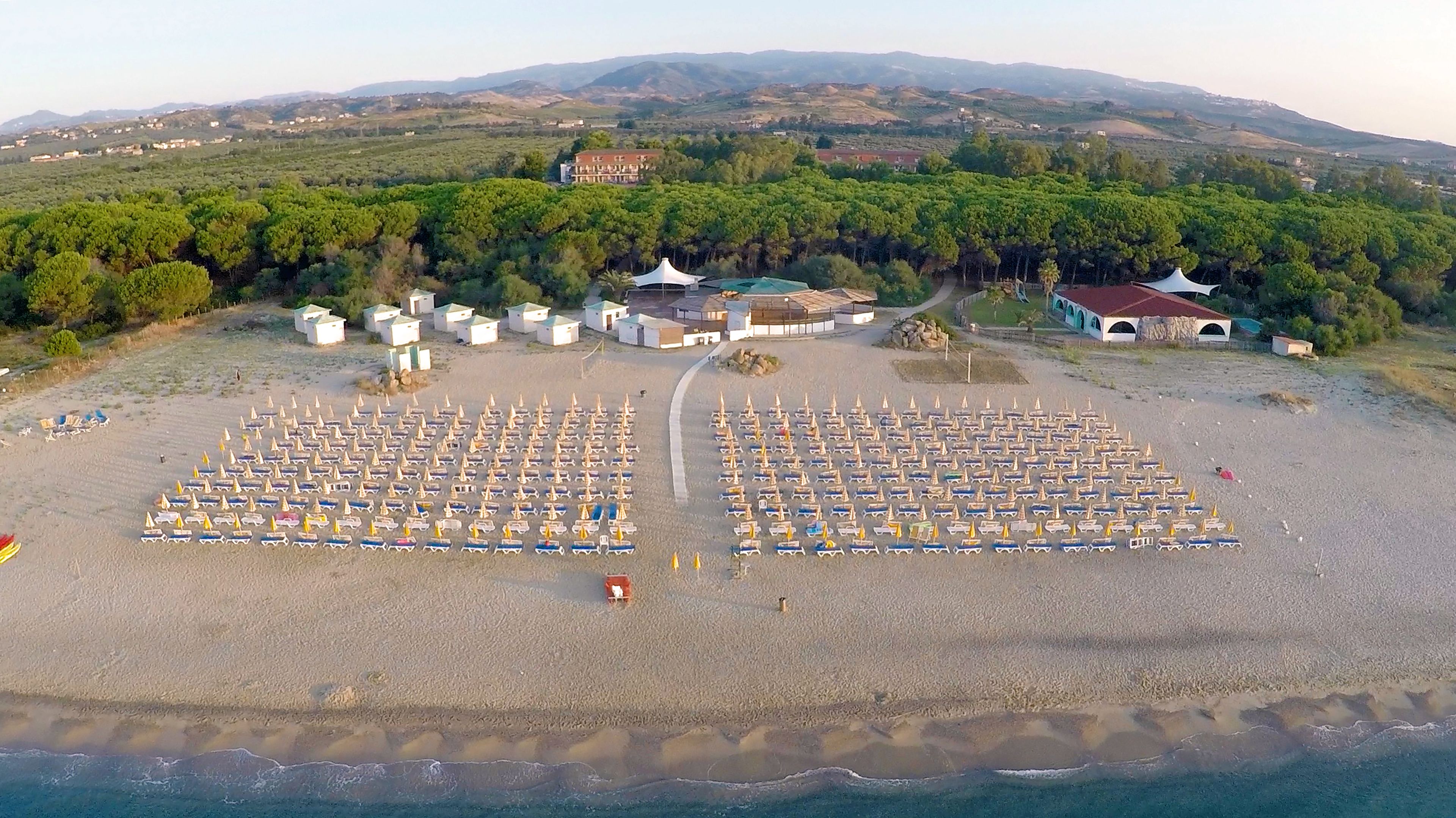 Plage privée à proximité, chaises longues, parasols