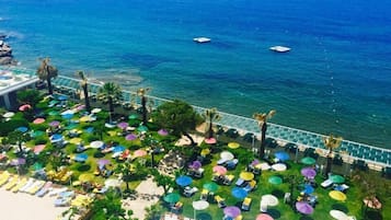 Bãi biển riêng, ghế dài tắm nắng, dù trên bãi biển