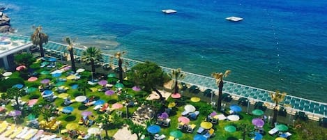 Plage privée, chaises longues, parasols