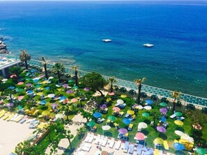 Plage privée, chaises longues, parasols