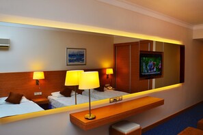 ミニバー、セーフティボックス (室内)、デスク、WiFi (無料)