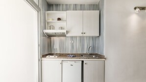 Twin Room | Private kitchen | Cookware/dishes/utensils - Europalace (San Bartolomé de Tirajana)