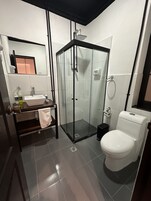 Junior Double Room, 1 Katil Kelamin (Double), Non Smoking | Bilik Mandi | Pancuran mandi, hulu semburan mandi hujan 