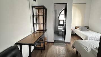 Quarto casal panorâmico, várias camas, para não fumantes | Cortinas blackout, Wi-Fi de cortesia, roupa de cama
