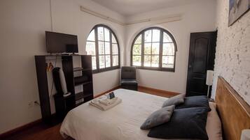 Cortinas blackout, wifi gratis y ropa de cama