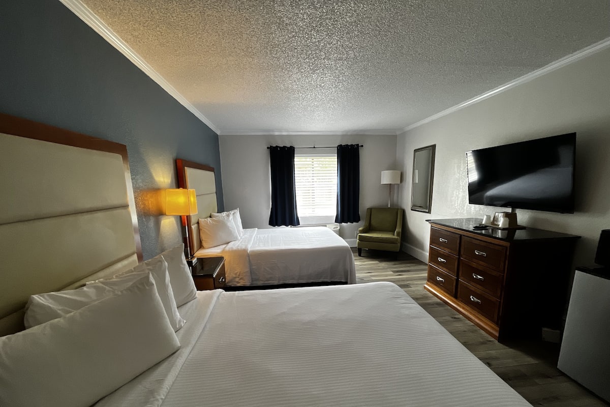 Deluxe Room, 2 Queen Beds (Interior)