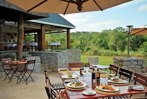 Outdoor dining - Hippo Hollow Country Estate (Mbombela)
