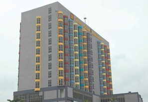 A multi-story hotel with a distinctive facade featuring a series of vertical stripes in various colors. - Hotel Grand Continental Kuala Terengganu (Kuala Terengganu)