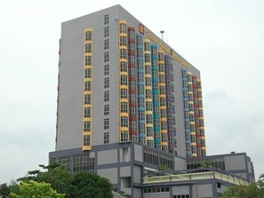 A multi-story hotel with a modern architectural design, featuring a prominent entrance and a series of balconies. - Hotel Grand Continental Kuala Terengganu (Kuala Terengganu)