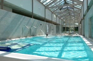 3 piscinas techadas, una piscina al aire libre