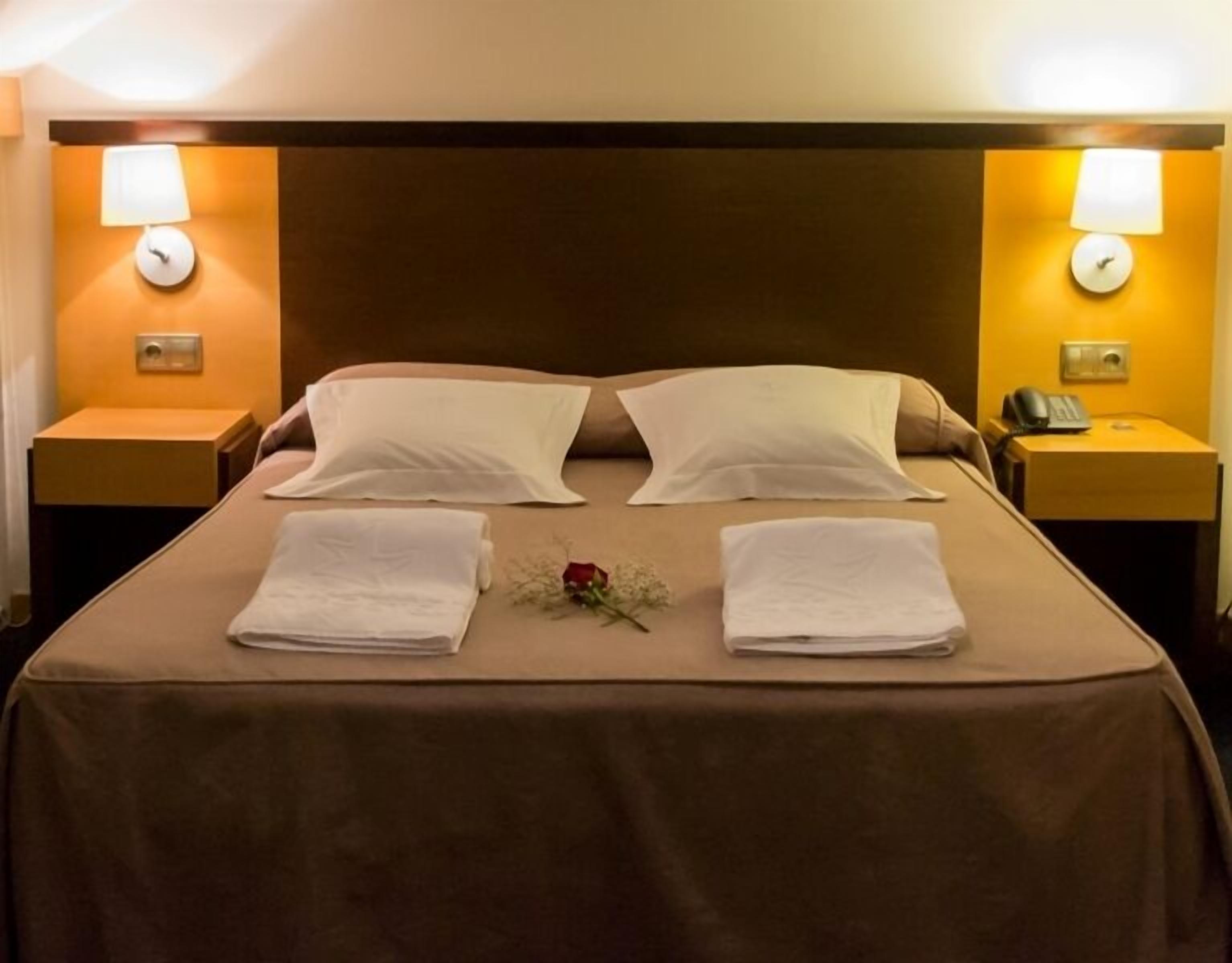 Double Room Single Use | Peti besi dalam bilik, meja, langsir/tirai gelap terus 