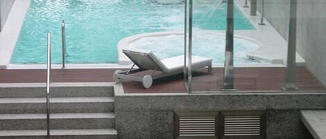 Salas de tratamiento para parejas, un sauna, una bañera de hidromasaje