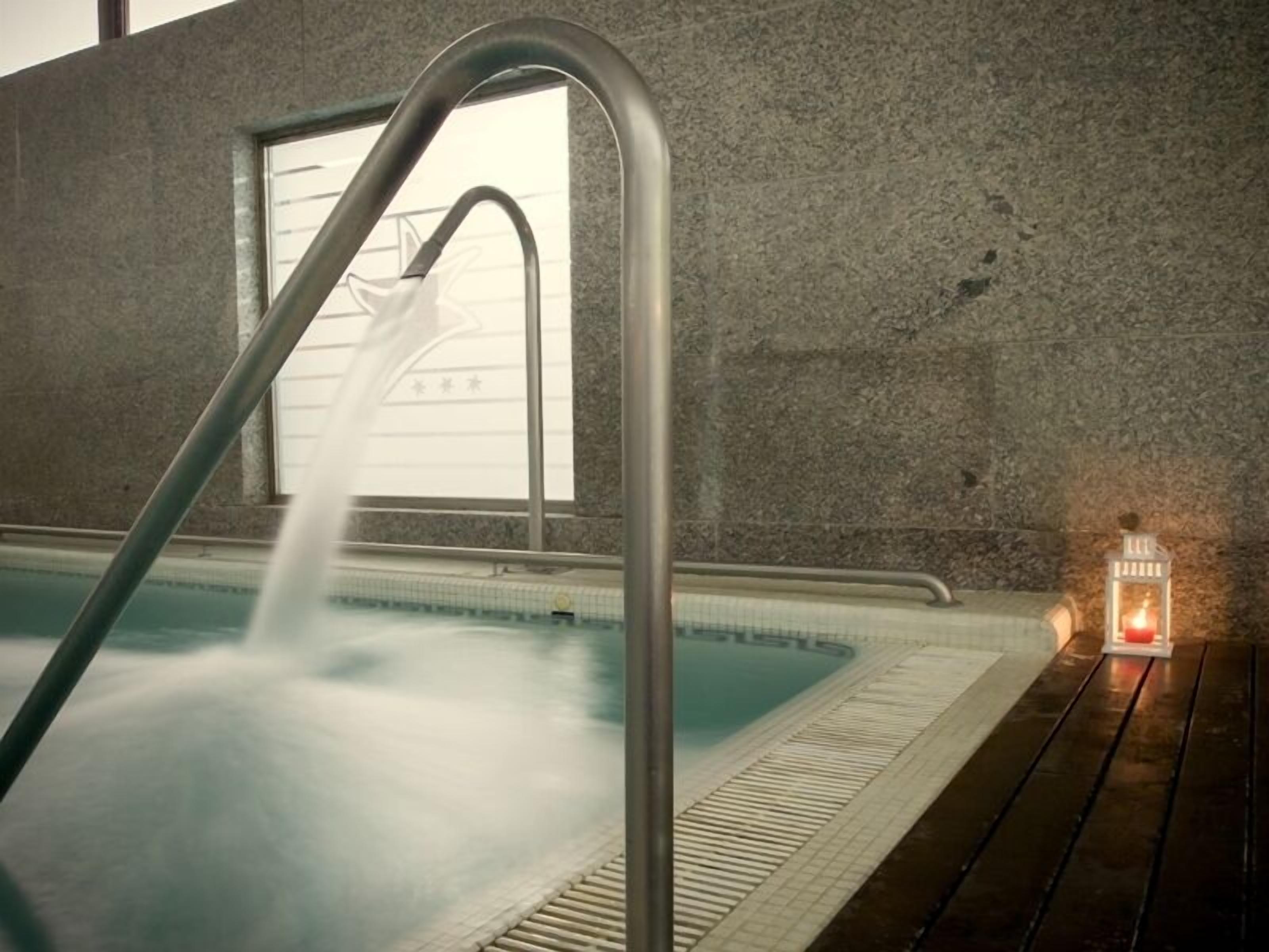 Couples treatment room(s), sauna, hot tub, steam room